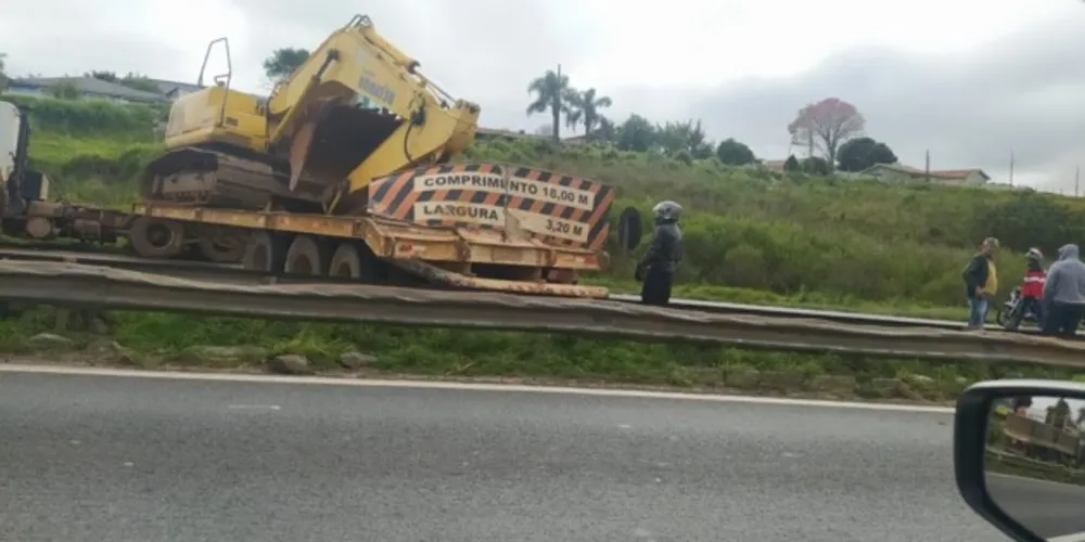 Caminhoneiro perdeu  o controle do veículo e está em 'L' sobre a pista