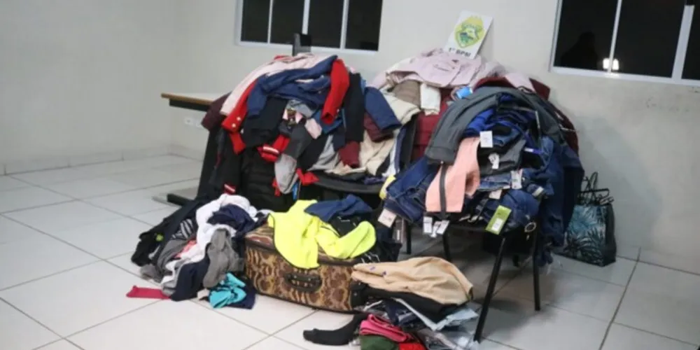 Peças de roupas foram encontradas em três residências na cidade