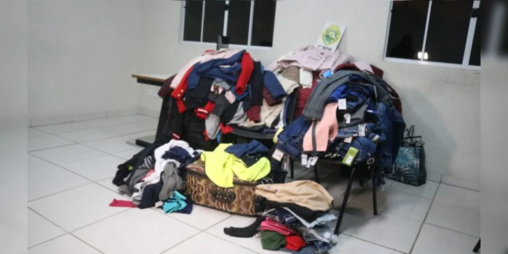 Peças de roupas foram encontradas em três residências na cidade