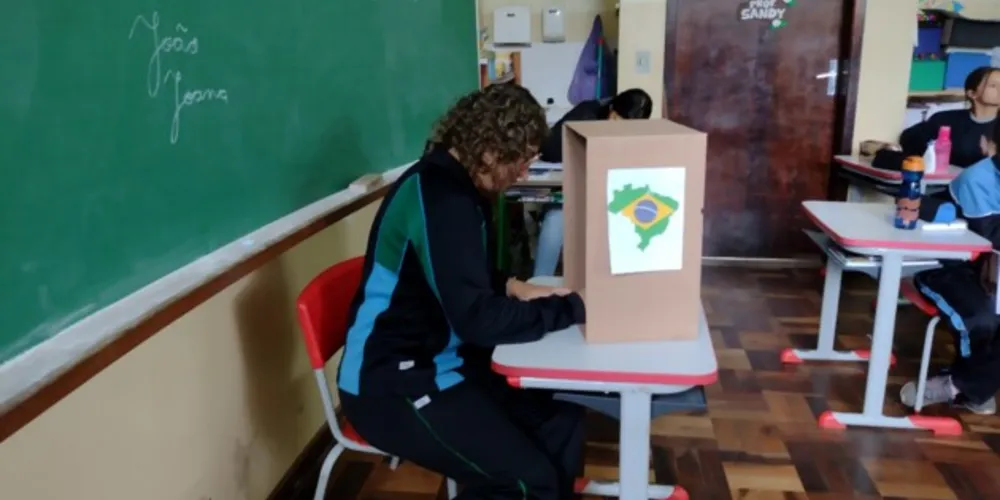 Ação cívica em sala de aula contou com urna e voto secreto