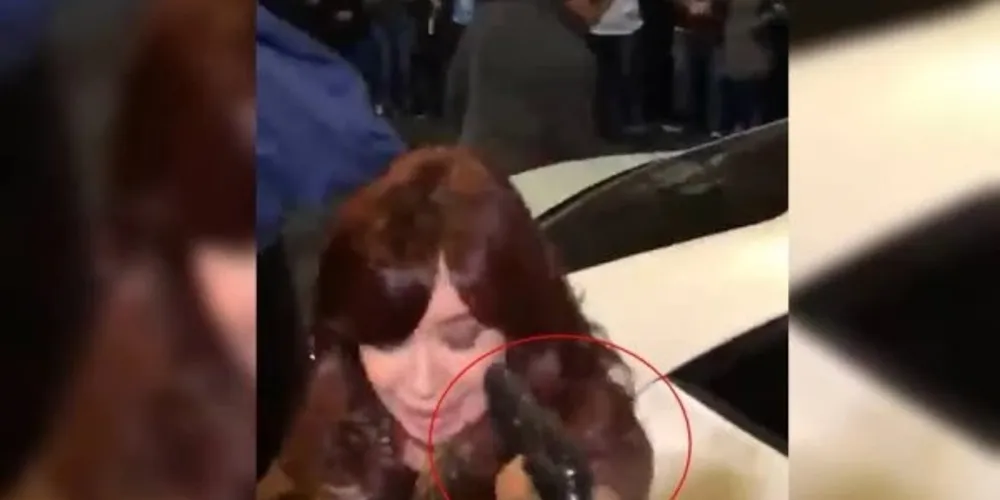 A arma teria falhado e a vice-presidente da Argentina não foi ferida