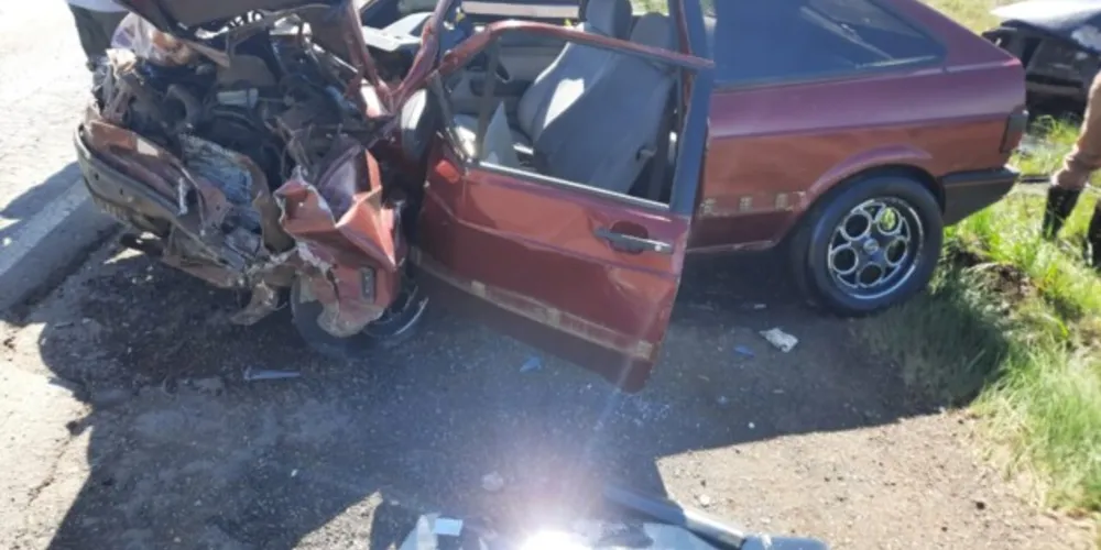 Em um dos acidentes, dois ocupantes de um Gol (foto), com placas de Laranjeiras do Sul, morreram na hora
