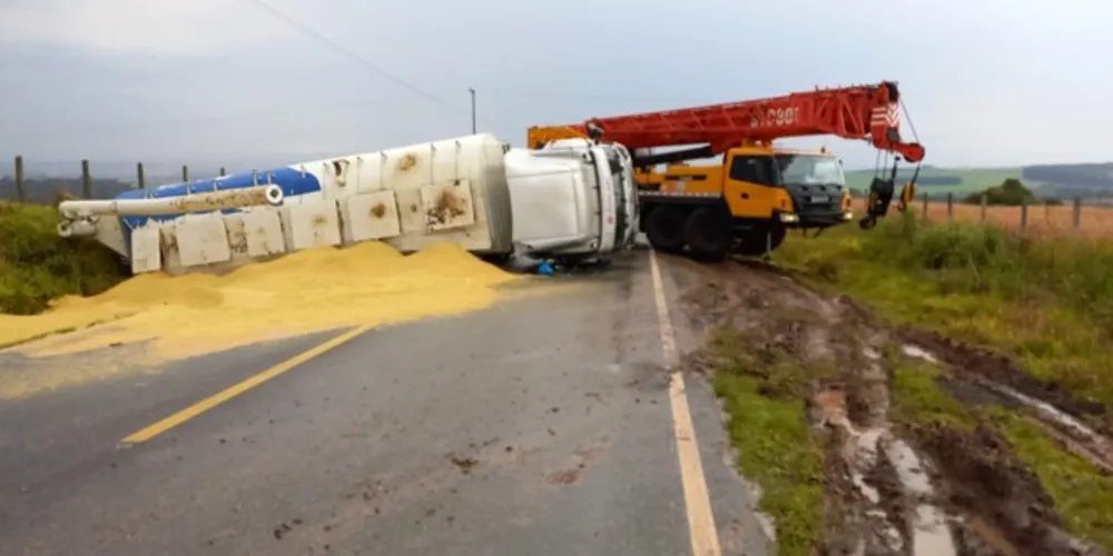 Caminhão carregado com areia tombou no km 57, na manhã desta segunda