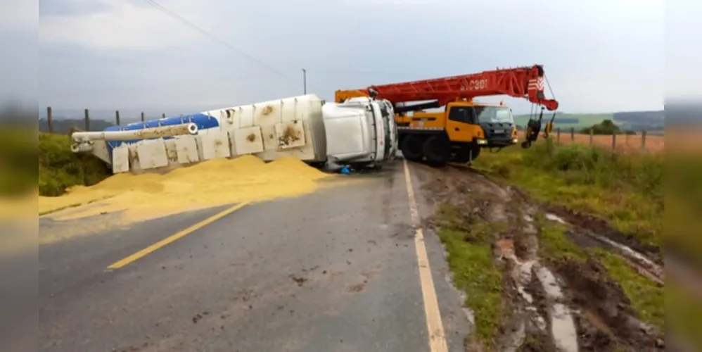 Caminhão carregado com areia tombou no km 57, na manhã desta segunda