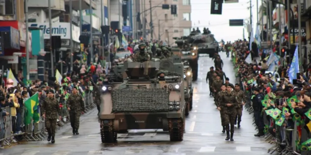 De acordo com a estimativa feita pela prefeitura dias antes, mais de 2,5 mil pessoas eram aguardadas no desfile
