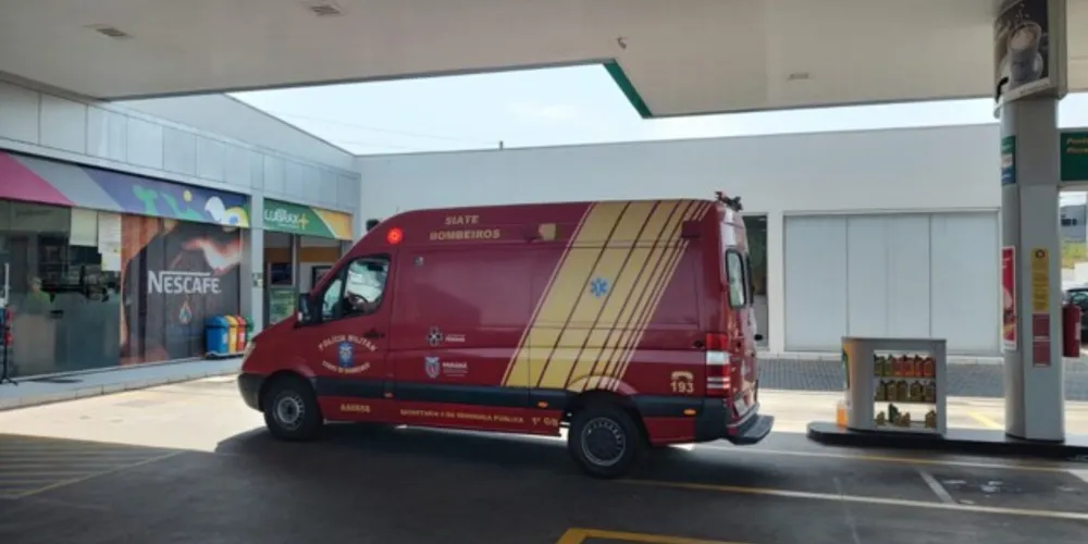 Equipes do Corpo de Bombeiros e da Polícia Militar foi acionada para atender a ocorrência. Rapaz foi encaminhado ao hospital por outro indivíduo