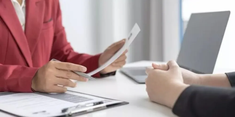 Na descrição da oportunidade, a empresa contou que as vagas eram para secretária e promotora