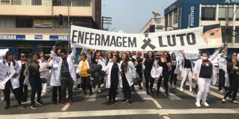 Manifestação de profissionais da enfermagem em Ponta Grossa.