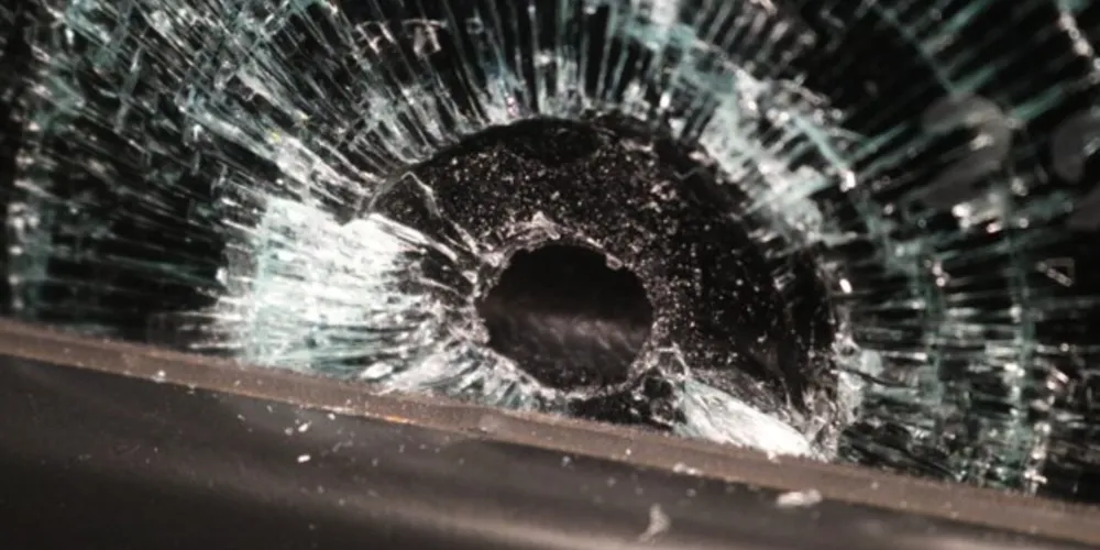 Renault Kwid da vítima foi alvo de disparos por criminosos que estavam em um Chevette