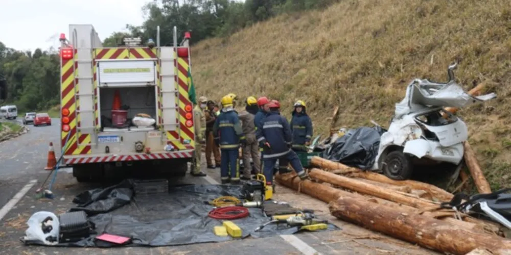 Veículo da Prefeitura Municipal de Ortigueira, que seguia para Ponta Grossa, acabou atingido por toras de madeira