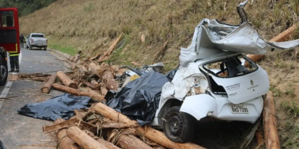 Dos cinco ocupantes do veículo, quatro morreram no local