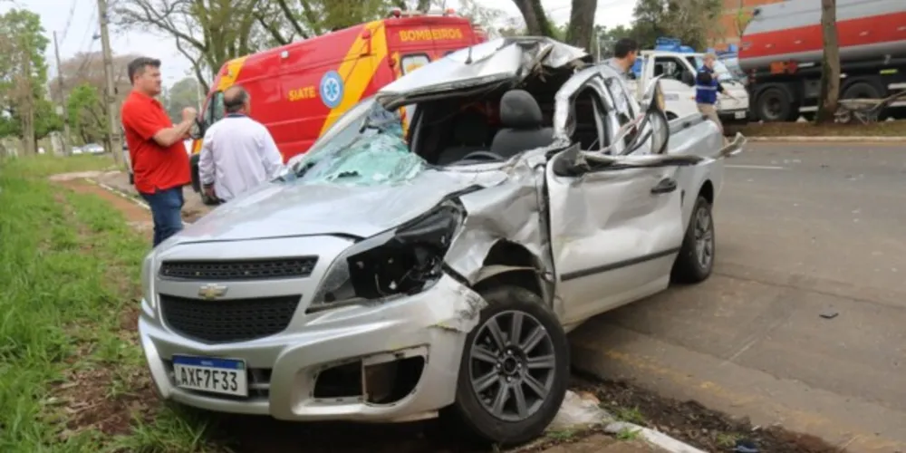 Rapaz que dirigia a Montana teve ferimentos moderados e ficou enclausurado dentro do carro