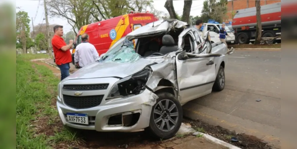 Rapaz que dirigia a Montana teve ferimentos moderados e ficou enclausurado dentro do carro