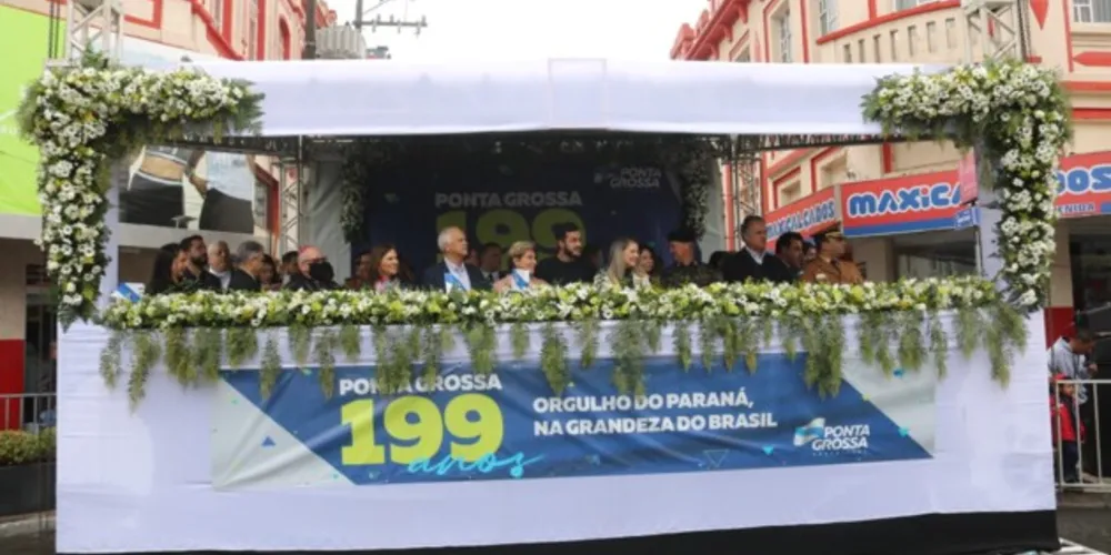 Desfile foi mantido mesmo com o tempo instável e o público foi até a Avenida Vicente Machado