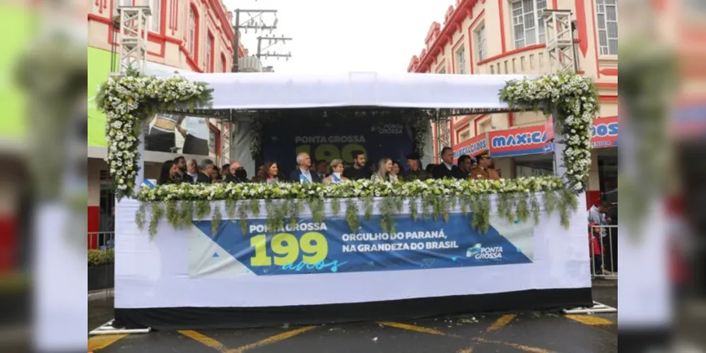 Desfile foi mantido mesmo com o tempo instável e o público foi até a Avenida Vicente Machado