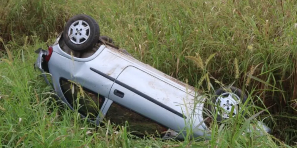 Chevrolet Corsa capotou após derrapar no trecho urbano da BR-373