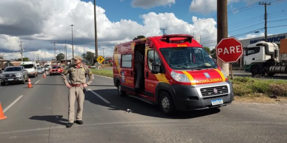 Condutor da moto sofreu uma laceração grave no pé esquerdo e foi encaminhado para o Hospital Regional