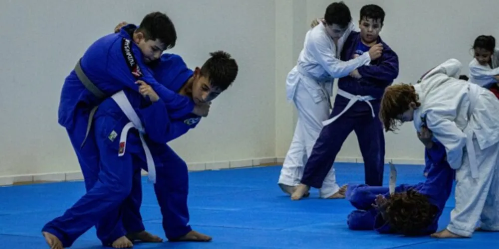 Alunos do projeto 'Leões do Tatame' participam de campeonato em Curitiba