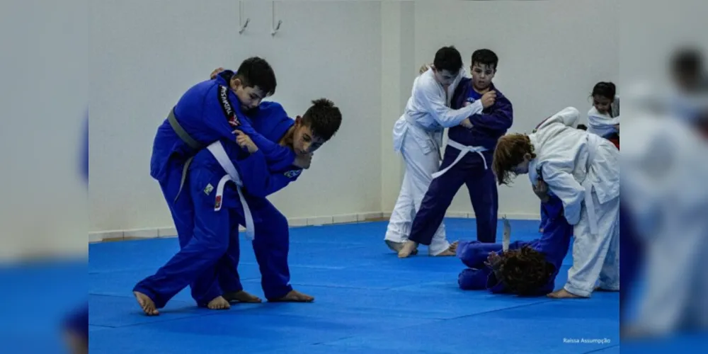 Alunos do projeto 'Leões do Tatame' participam de campeonato em Curitiba