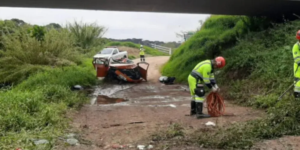 Veículo modelo Voyage de cor laranja saiu da BR-116 e caiu de ponta cabeça no Rio Iguaçu
