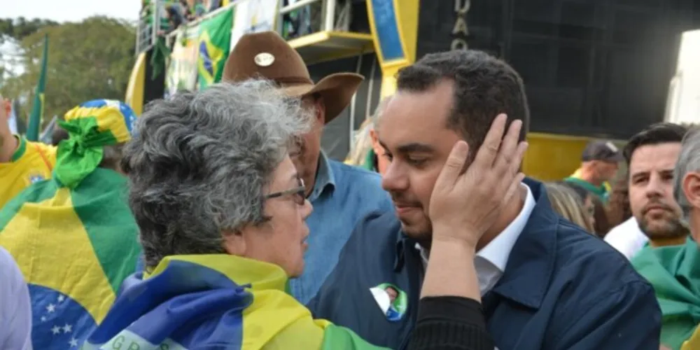 Paulo Martins tem o apoio do presidente Jair Bolsonaro e do governador Ratinho Junior.