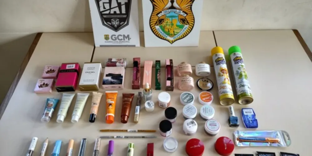 Durante a ação das autoridades, foram recolhidos perfumes, maquiagens e cosméticos