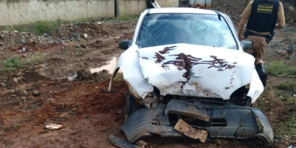 Chevrolet Corsa, com placas de Toledo (PR), bateu em escavadeira da prefeitura de Ventania