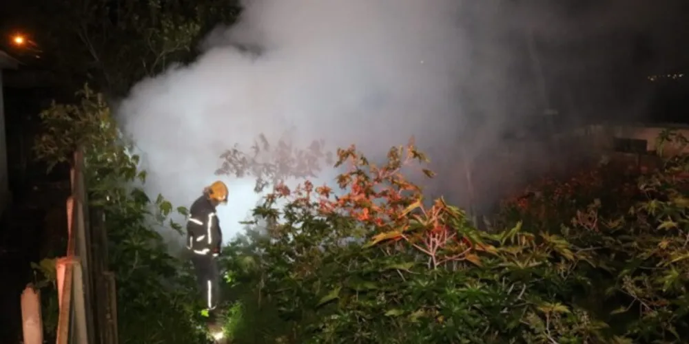 Bombeiros foram ao local e evitaram que o fogo se alastrasse