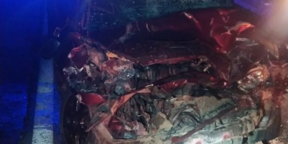 Automóvel bateu na traseira de um caminhão; motorista de 62 não resistiu aos ferimentos