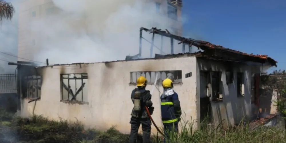 Quando os Bombeiros chegaram até o endereço, a residência já havia sido tomada pelas chamas