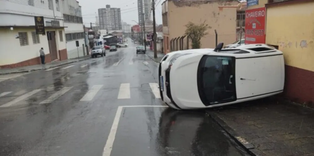 Entre os ocupantes do veículo que tombou estava uma criança de sete anos