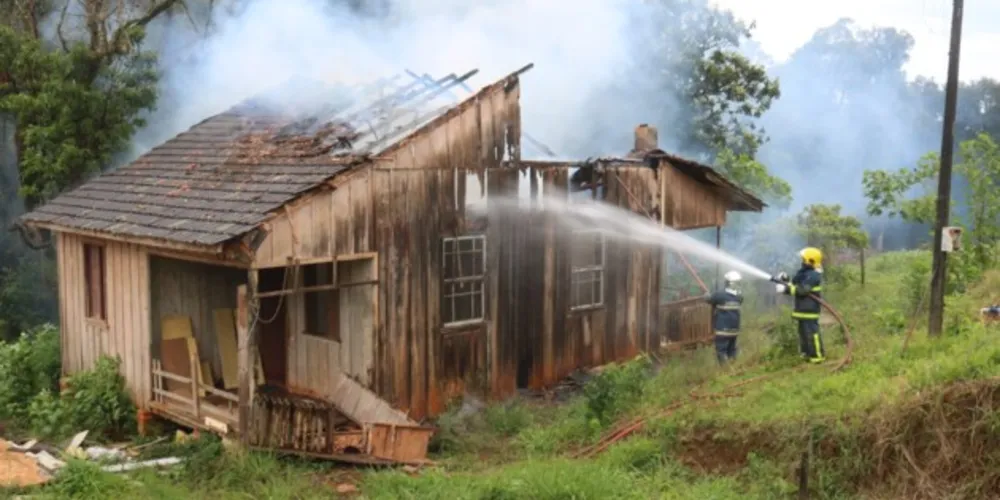 Corpo de Bombeiros foi acionado e conteve as chamas na residência