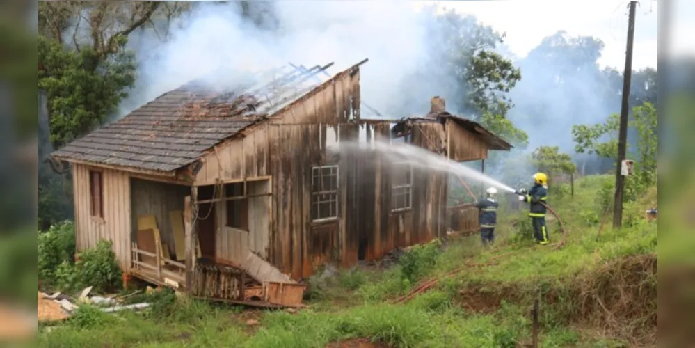 Corpo de Bombeiros foi acionado e conteve as chamas na residência