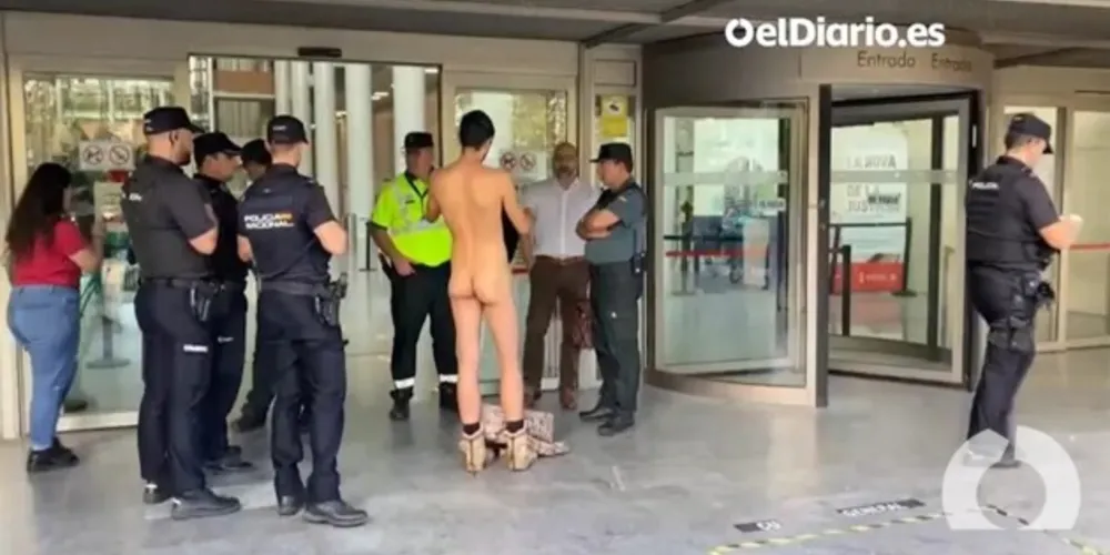 Reprodução de vídeo do 'El Diário' mostra homem espanhol que tentou ir a um tribunal sem roupas