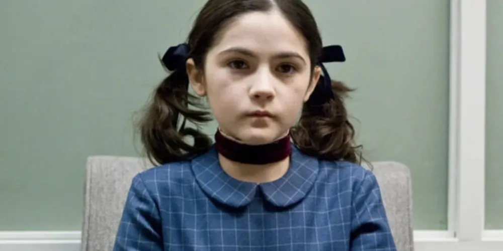 Entre perspectivas forçadas, dublês, maquiagem e interpretação, 'Orfã 2' é perfeitamente convincente. O longa é esperto e tira proveito de sua existência, sem cair nas armadilhas de prequels que desperdiçam a chance de desenvolver seu protagonista de verdade.