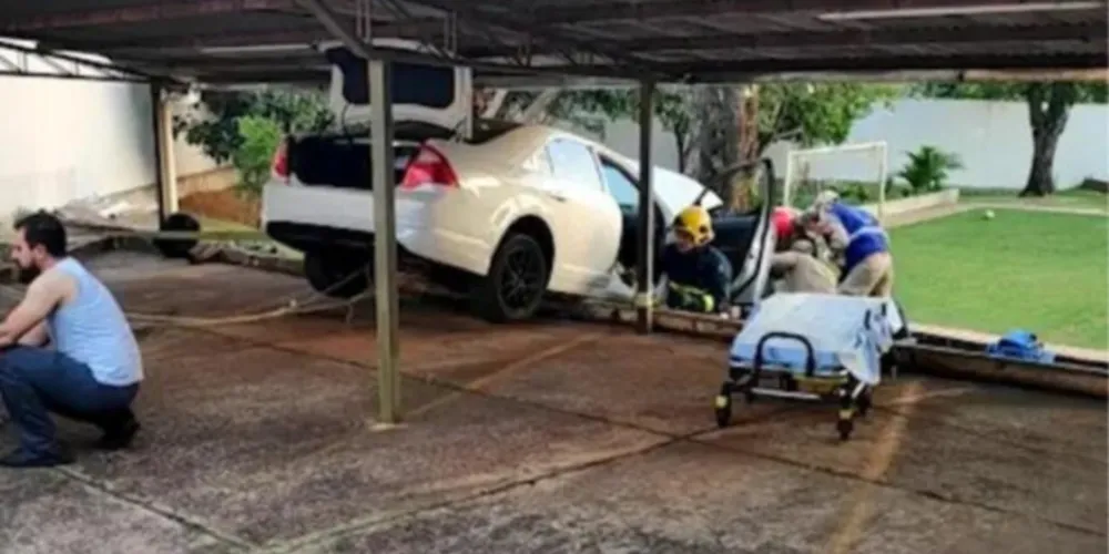 Motorista deveria ter dado a ré com o carro, mas acionou a primeira; criança tem oito anos de idade