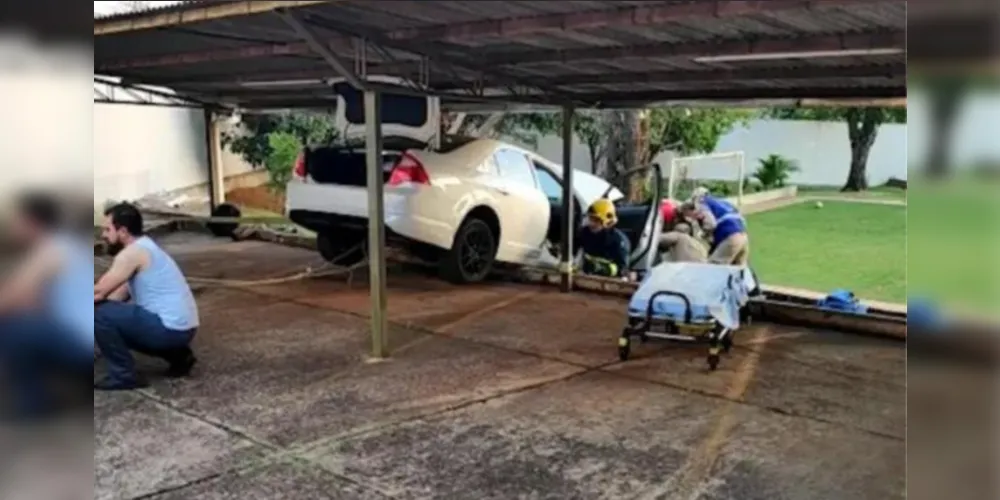 Motorista deveria ter dado a ré com o carro, mas acionou a primeira; criança tem oito anos de idade