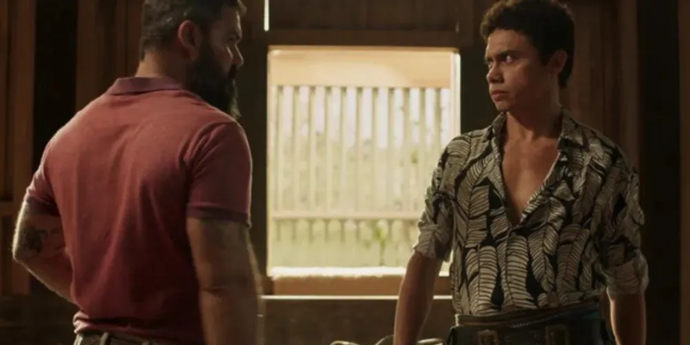 Em 'Pantanal', Zaquieu (Silvero Pereira) ficará chocado ao saber que Alcides (Juliano Cazarré) foi violado