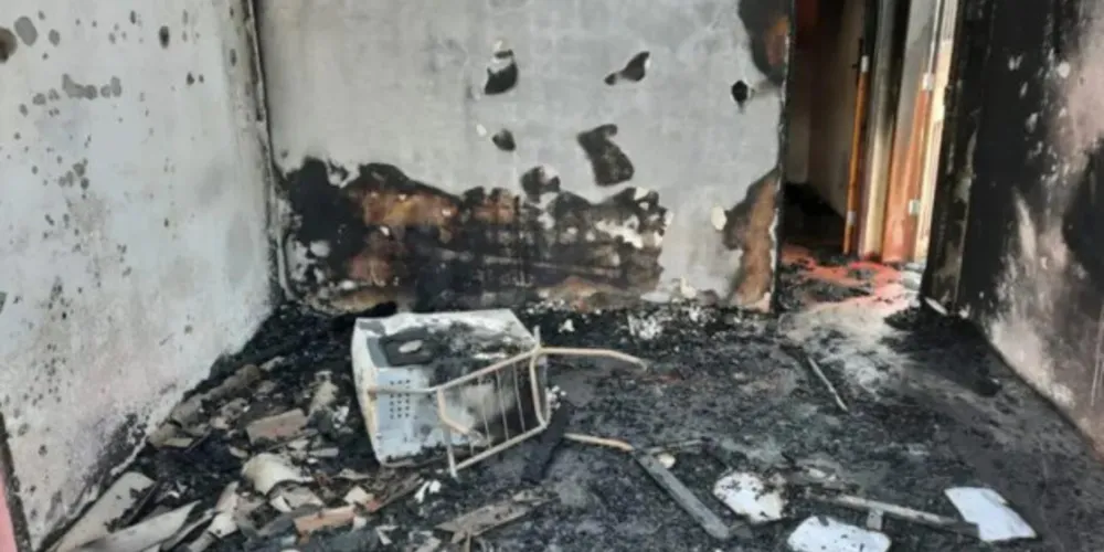 Imagem ilustrativa da imagem Idosa tem casa destruída por incêndio e fica em estado grave