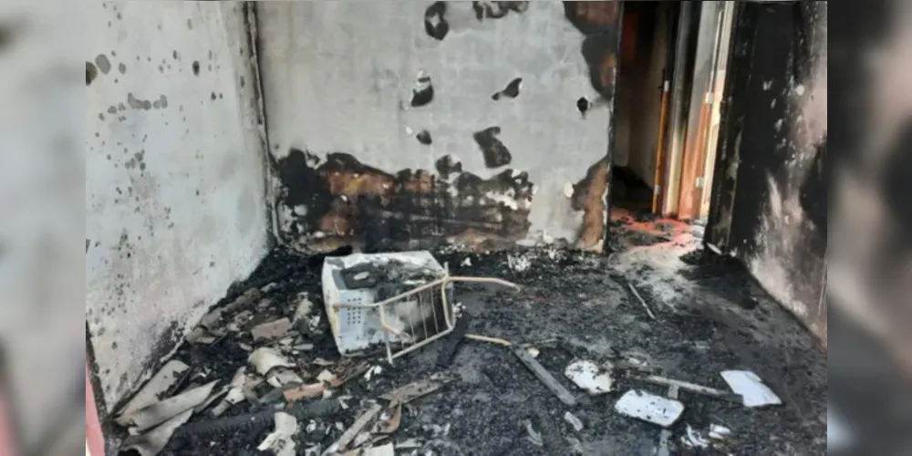 Imagem ilustrativa da imagem Idosa tem casa destruída por incêndio e fica em estado grave