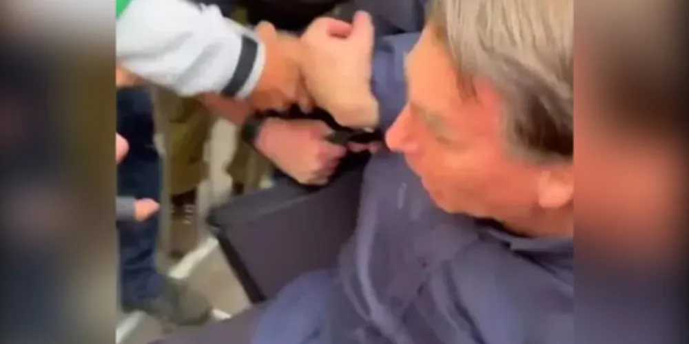 O candidato à reeleição sofreu uma queda no momento em que cumprimentava seus apoiadores em Belo Horizonte (MG)