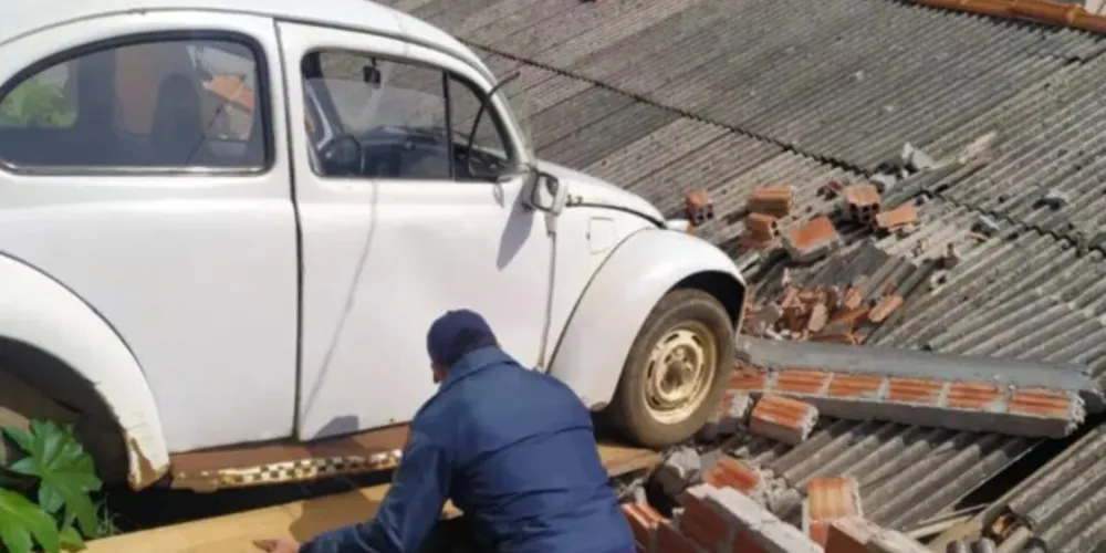 Apesar do susto, o motorista não se feriu. Por sorte, o carro não chegou a atingir totalmente o telhado, mas destruiu cozinha