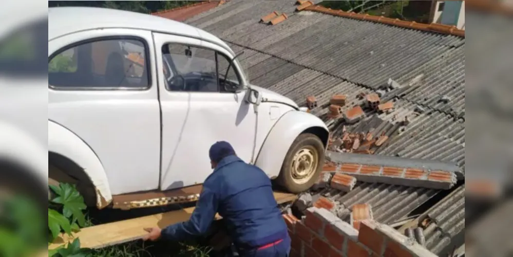 Apesar do susto, o motorista não se feriu. Por sorte, o carro não chegou a atingir totalmente o telhado, mas destruiu cozinha