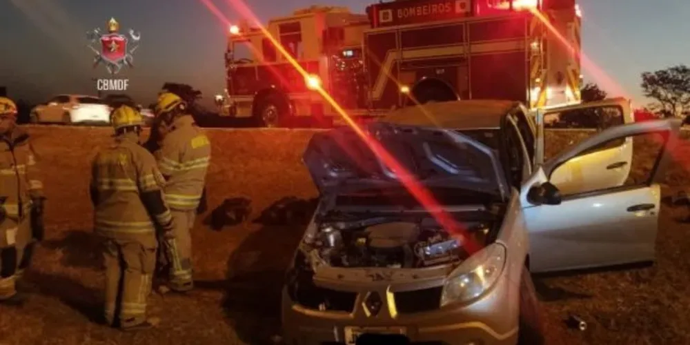 No local, a equipe de socorro encontrou o veículo no canteiro central da rodovia