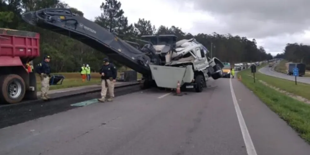 Motorista perdeu o controle e bateu contra o maquinário de pavimentação da pista