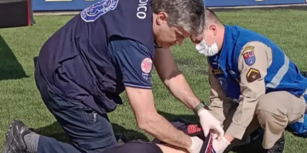O acidente foi durante uma partida de futebol no Estádio do Pinhão.