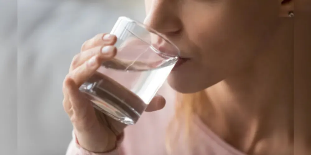 Projeto de lei obriga estabelecimentos a disponibilizar água potável de forma gratuita para clientes.