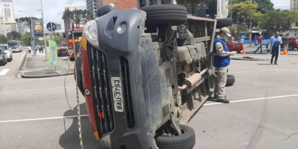 Dois bombeiros estavam na viatura e não se feriram