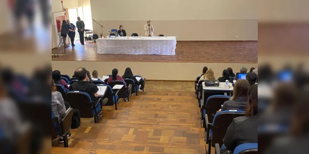 Elizabeth Schmidt deu as boas-vindas, hoje, aos novos servidores.