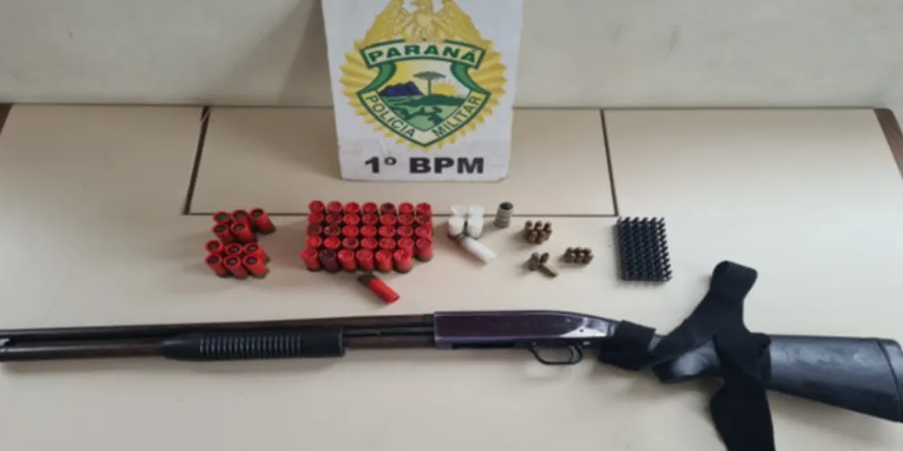 Arma e munições foram apreendidas em um residência